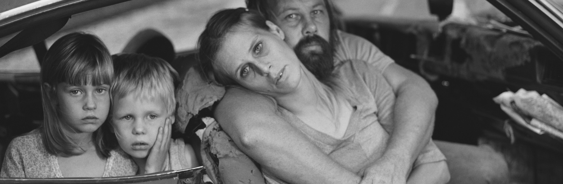 Couple et leurs deux enfants dans une voiture