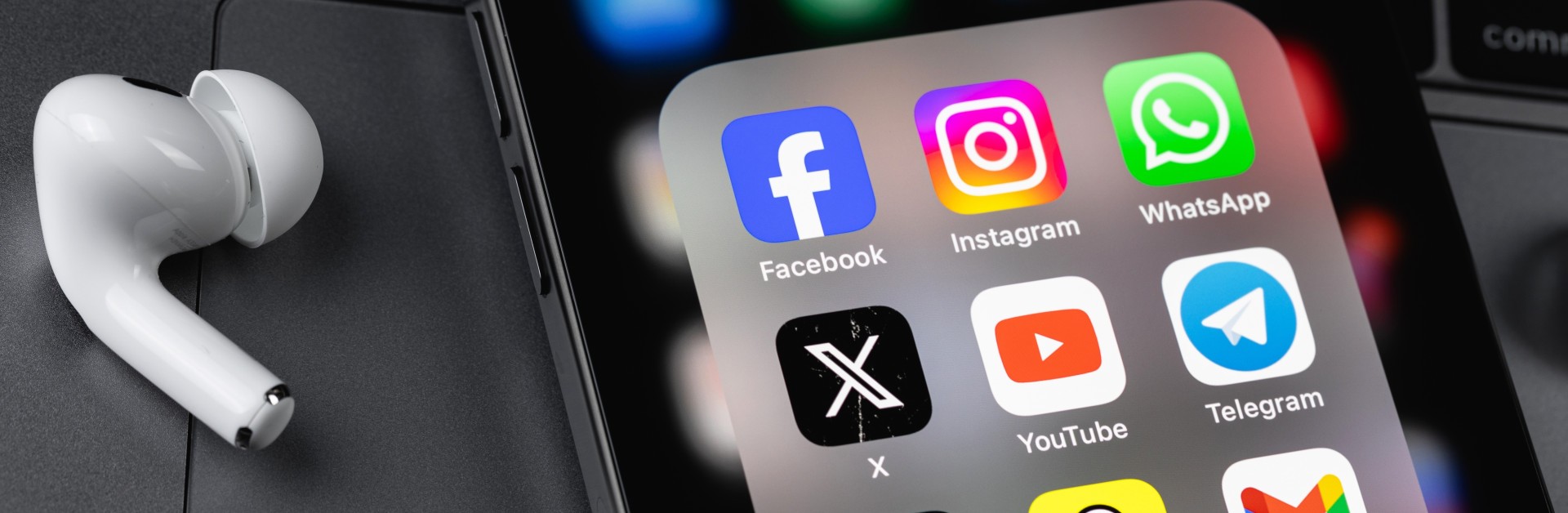 Un écran de téléphone avec plusieurs icônes de réseaux sociaux