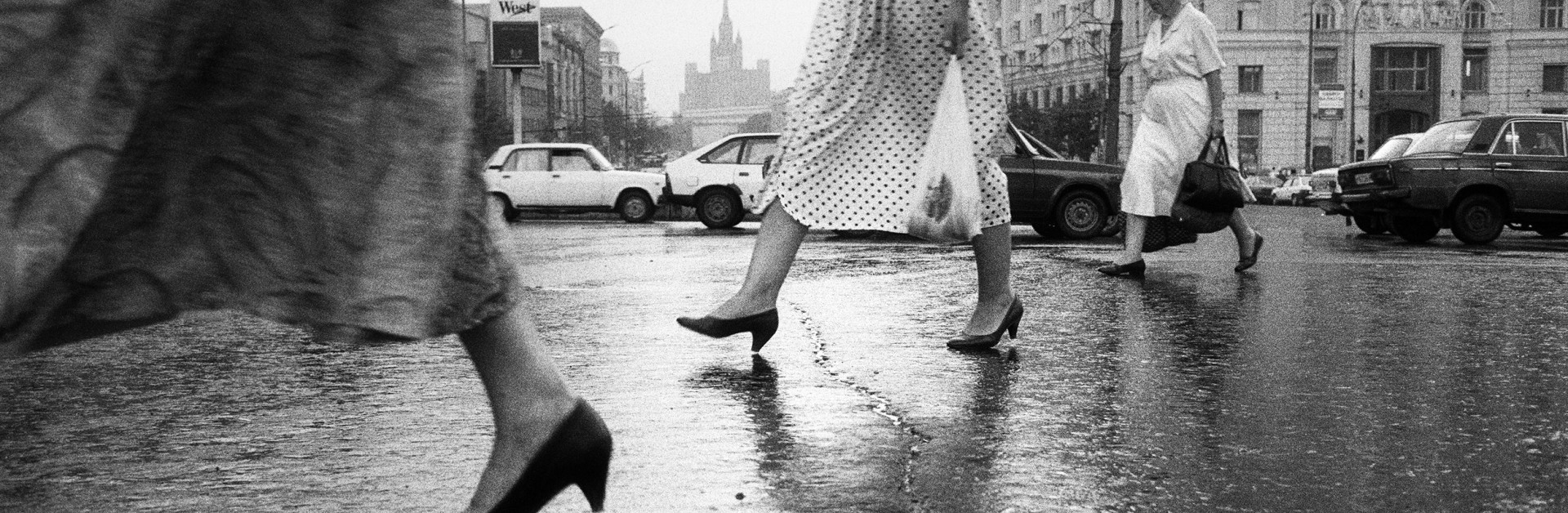 Tris femmes traversant la rue 